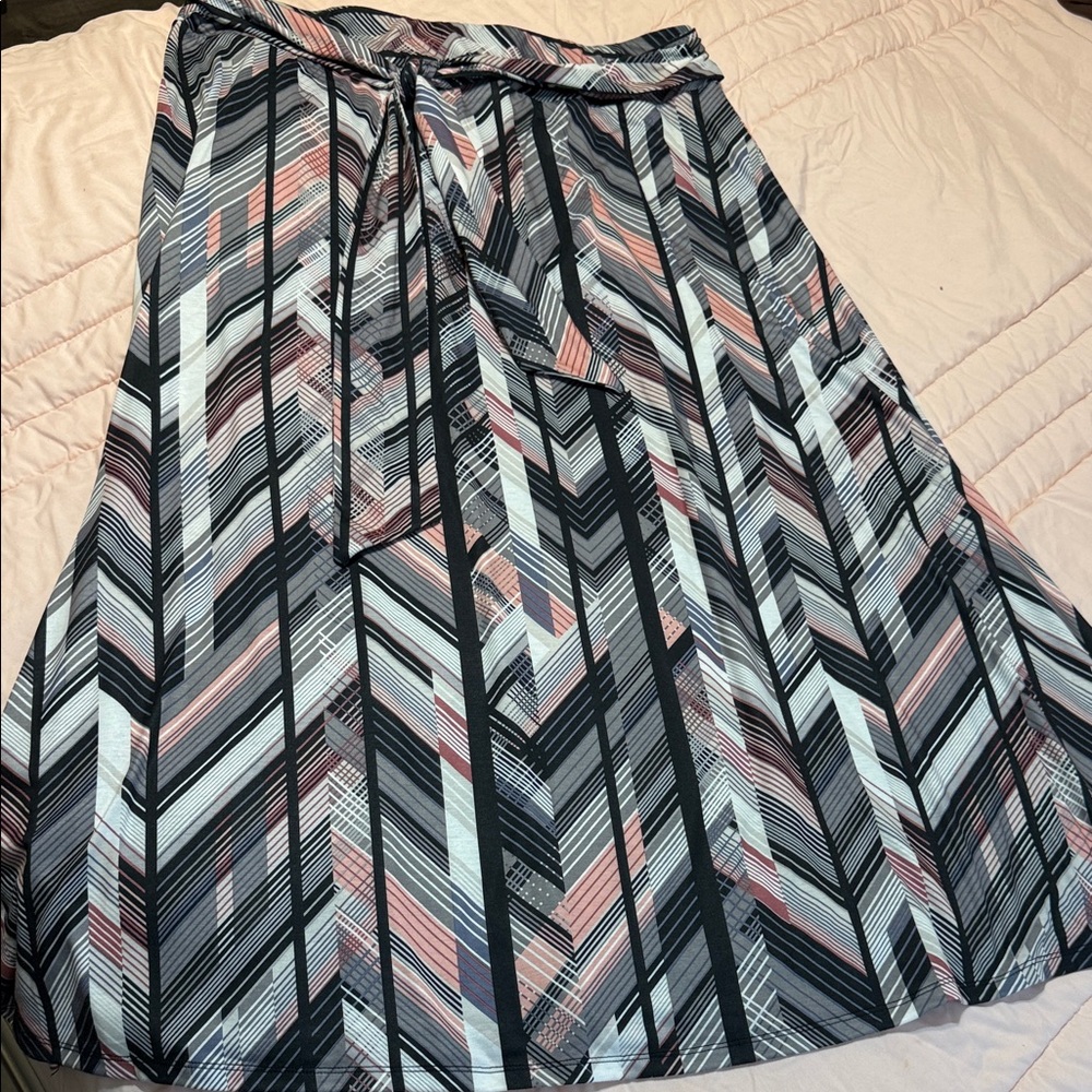 Stylish Chevron Patterned Skirt - Pink and Black